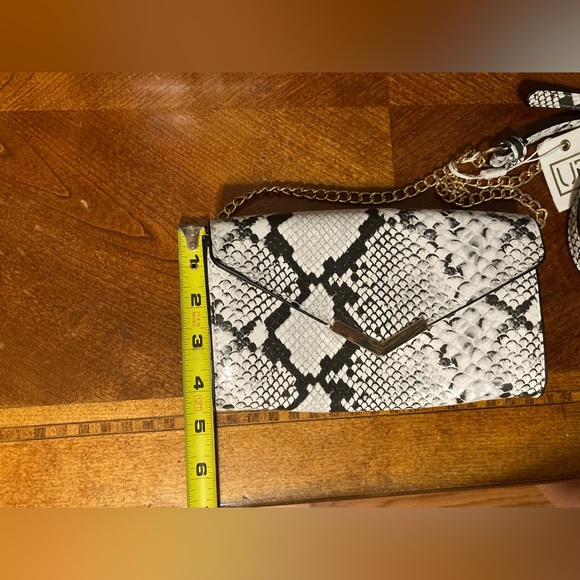 Urban Expressions Hester Snake Skin Vegan Leather Crossbody Bag Women’s NWT - Picture 5 of 7